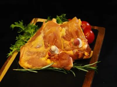 Auswahl an frischem Fleisch an der Theke der Macelleria Selvarossa