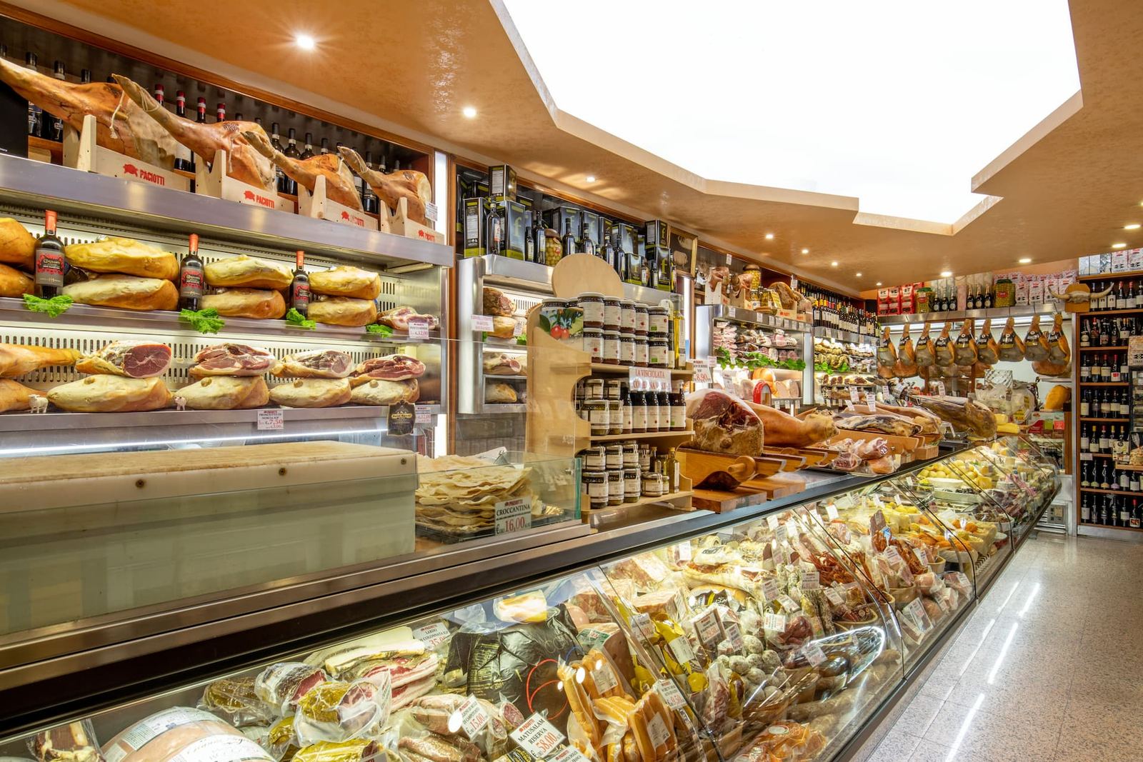 Interno con bancone e assortimento di PACIOTTI SALUMERIA a Roma