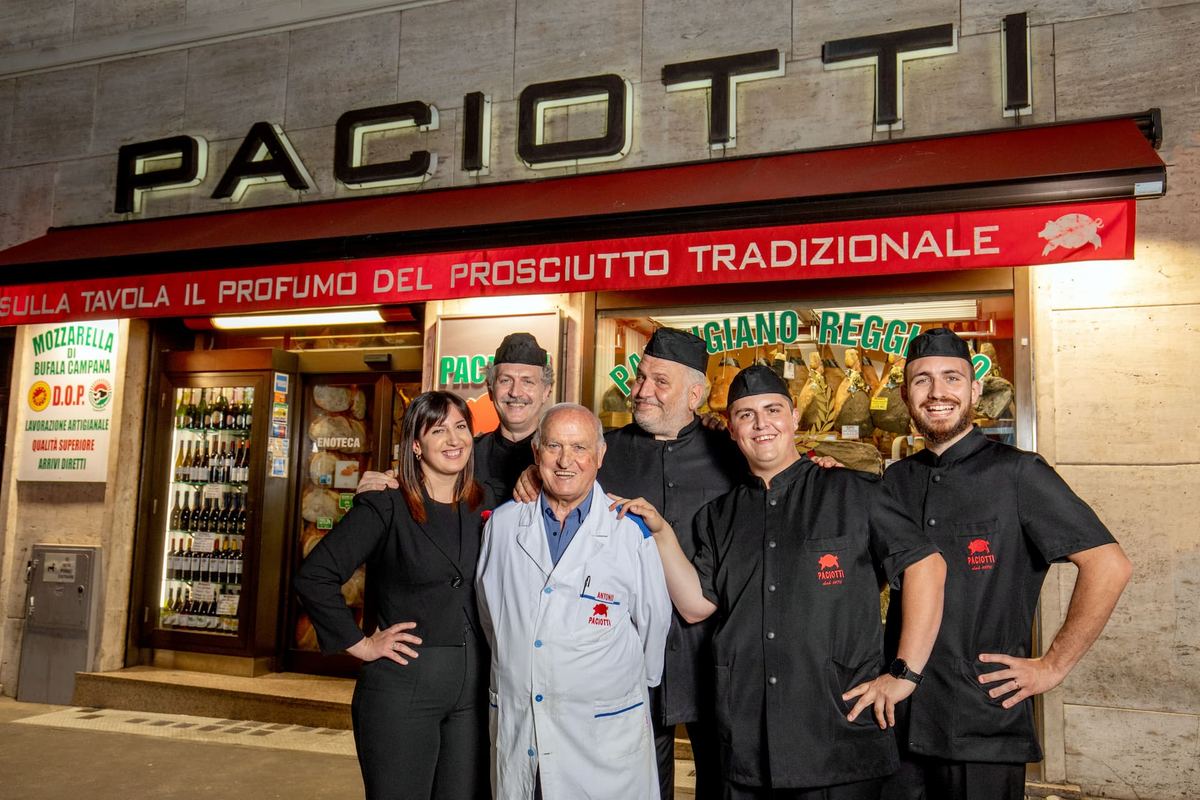 La famiglia Paciotti titolare della salumeria storica romana