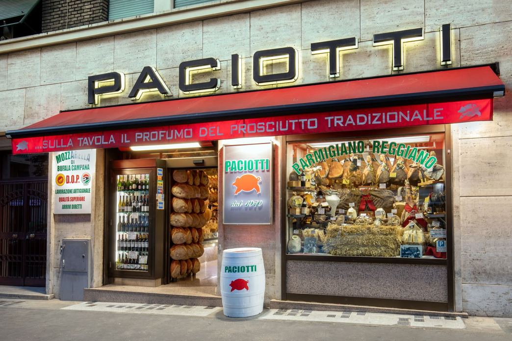 Vetrina di prodotti gourmet di PACIOTTI SALUMERIA Roma