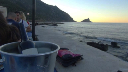 Tavoli all'aperto sul lungomare del veliero
