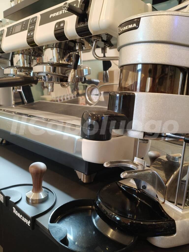 Außenansicht des PICCOLOMINI CAFE an der Piazza San Nicola in Molina Aterno