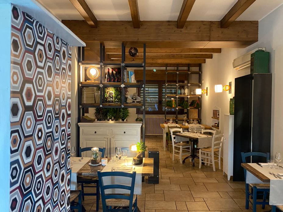 Sala del ristorante Maggese con arredi artigianali