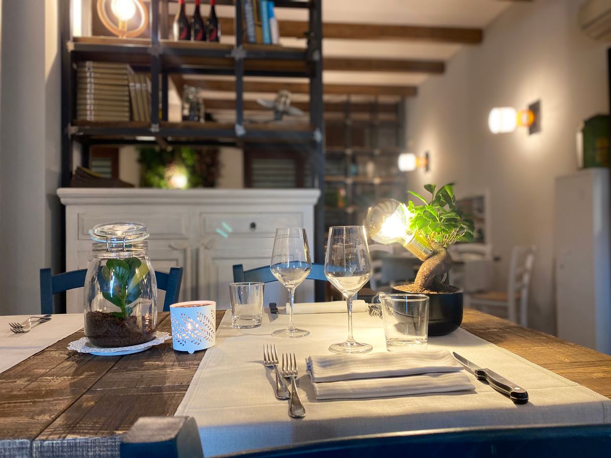 Dettaglio della sala del ristorante Maggese a Ponteranica