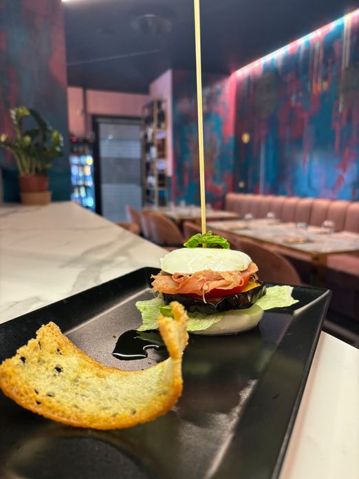 AROMI LOUNGE BAR