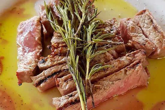 Sala interna dell'Antica Osteria Dei Mercanti con atmosfera da trattoria toscana
