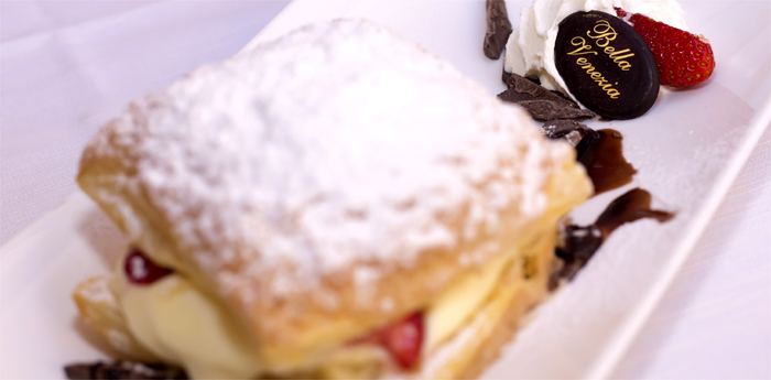 Millefoglie con crema e fragole del Ristorante Bella Venezia