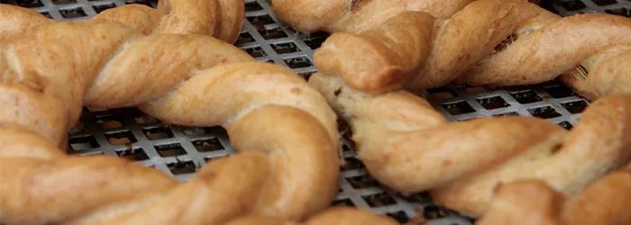 La lavorazione artigianale dei taralli al Biscottificio Barbieri