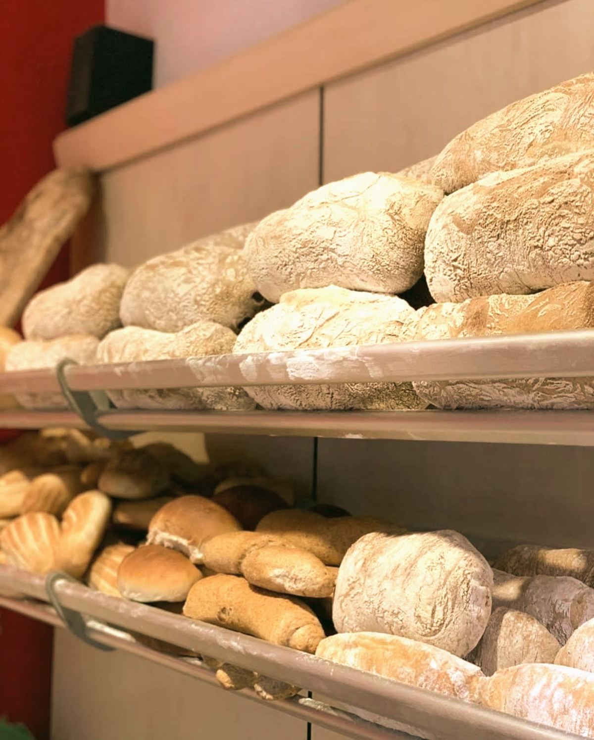 Pane tradizionale a lenta lievitazione di FORNO SFIZI E VIZI