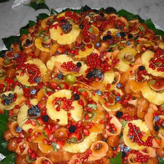 Trionfo di babà e frutta fresca decorato a mano dalla Pasticceria Bar Romano