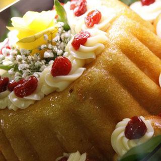 Babà napoletano con crema e amarene della Pasticceria Bar Romano