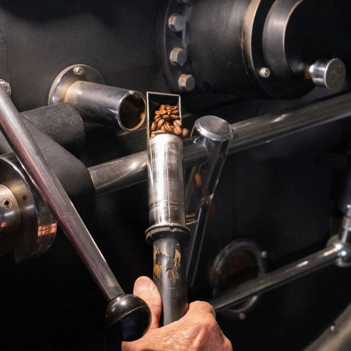 Il processo di tostatura artigianale del caffè presso Torrefazione Caffè Negro