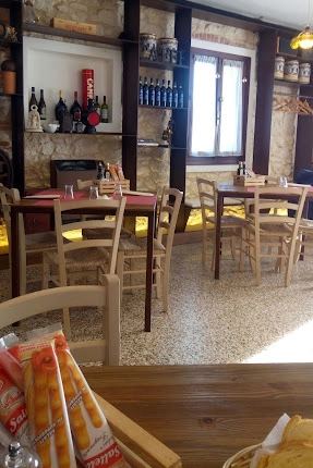 L'ambiente interno dell'osteria