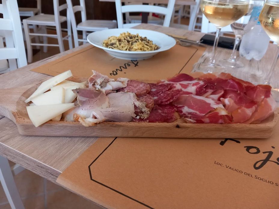 Piatti della cucina tradizionale umbra della Trattoria Bar La Fojateria