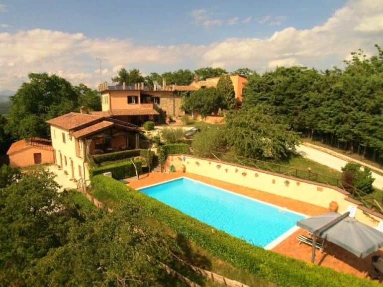 Esterni dell'Agriturismo San Lorenzo nelle colline umbre