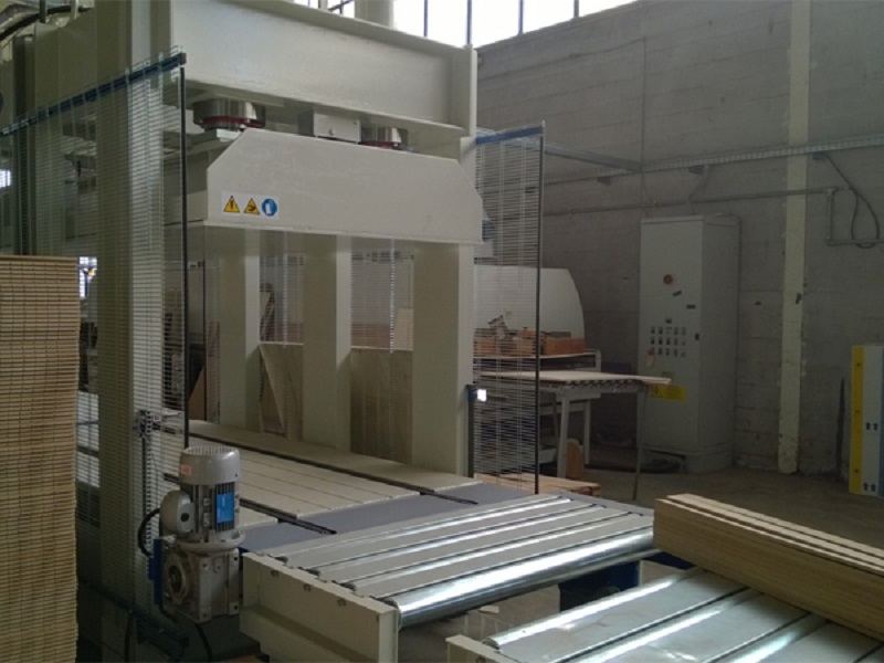 Lavorazione parquet prefinito a due strati nello stabilimento Stemau Srl