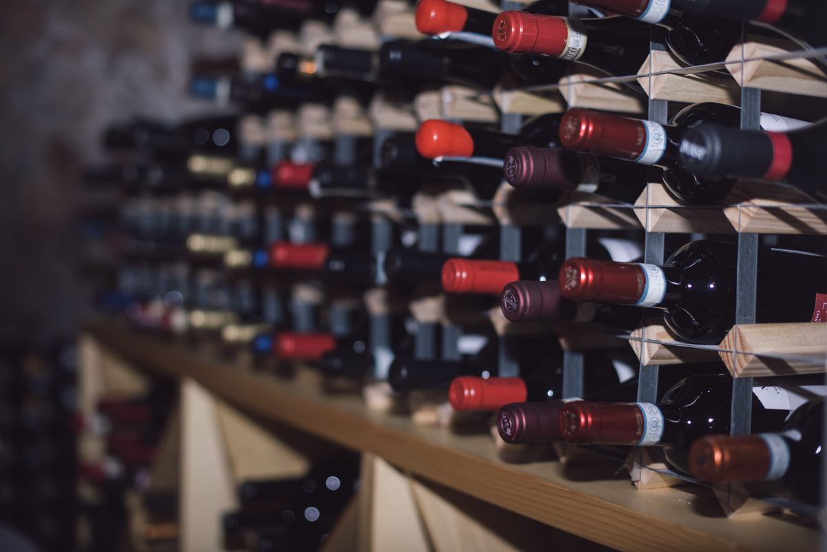 La cantina con selezione di vini del Palazzo Riccucci Resort
