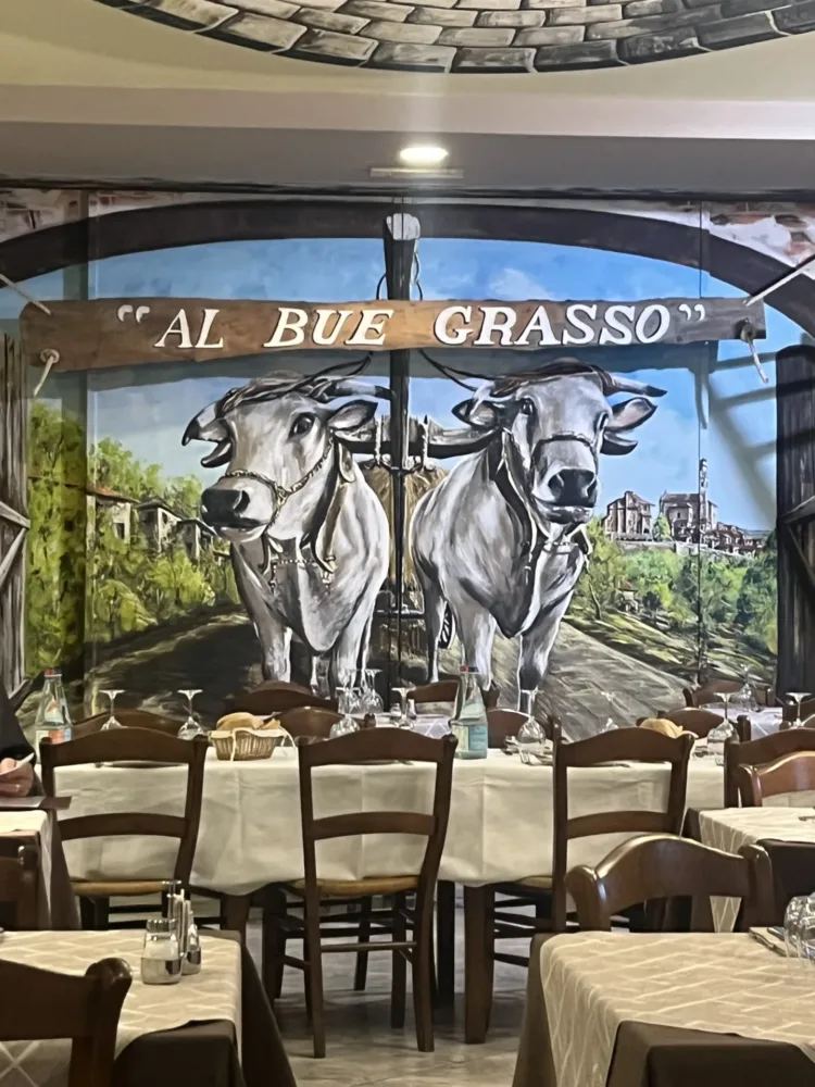 Interno della sala del Ristorante Al Bue Grasso a Carrù