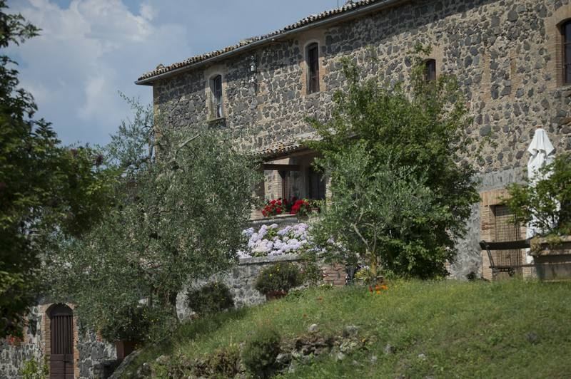 Veduta dei tre casali in pietra della Fattoria La Cacciata