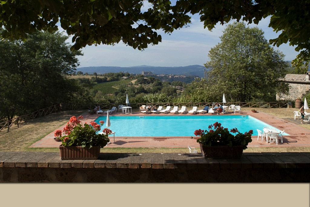 Area relax dell'Agriturismo Fattoria La Cacciata con vista sulle colline