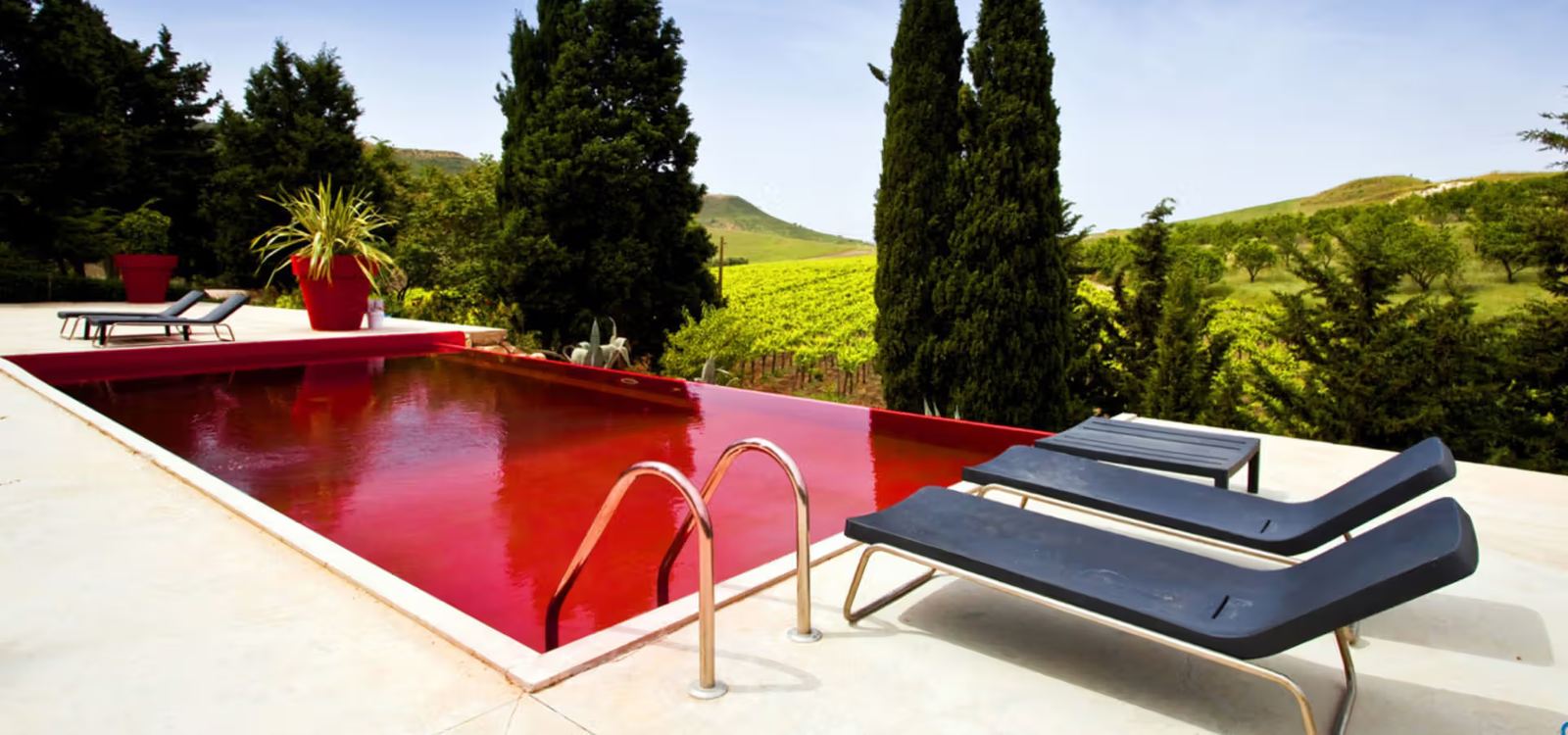 Piscina in stile mediterraneo realizzata da Olympic Italia Costruzioni Piscine SpA