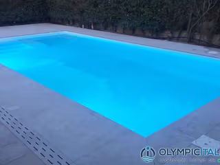 Piscina prefabbricata con panca e idromassaggio di Olympic Italia Costruzioni Piscine SpA