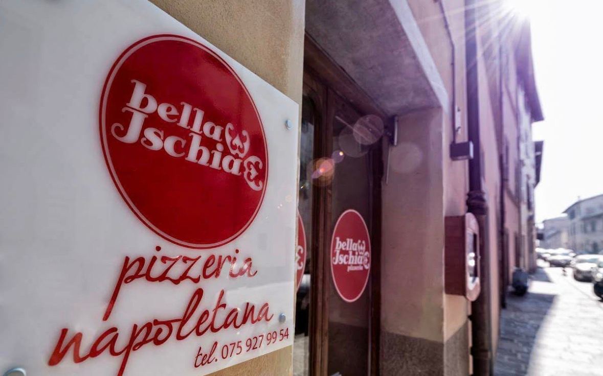 Interno della pizzeria Bella Ischia a Gubbio