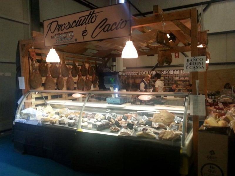Selezione di salumi e prodotti tipici