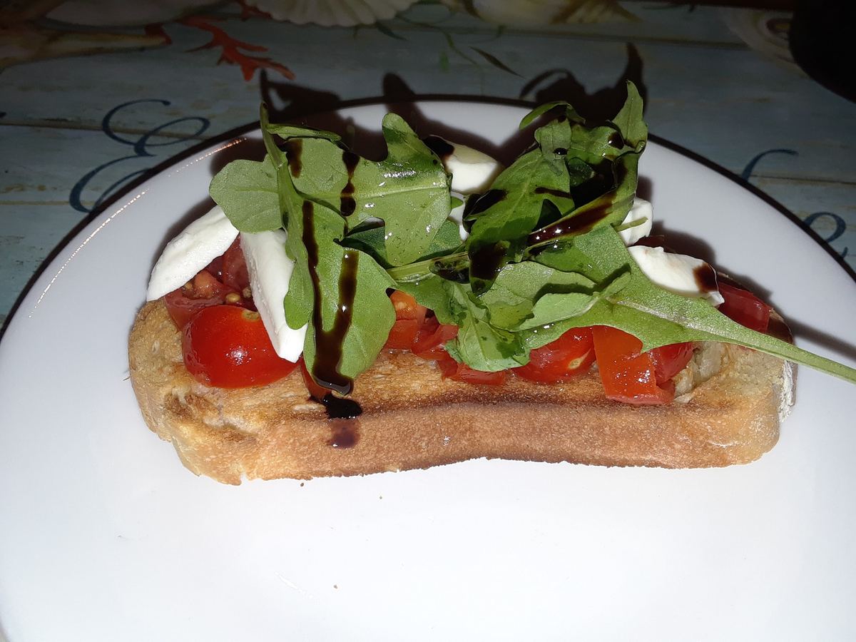 Bruschetta caprese, specialità de La Cucina Italiana di Franco e Gemma