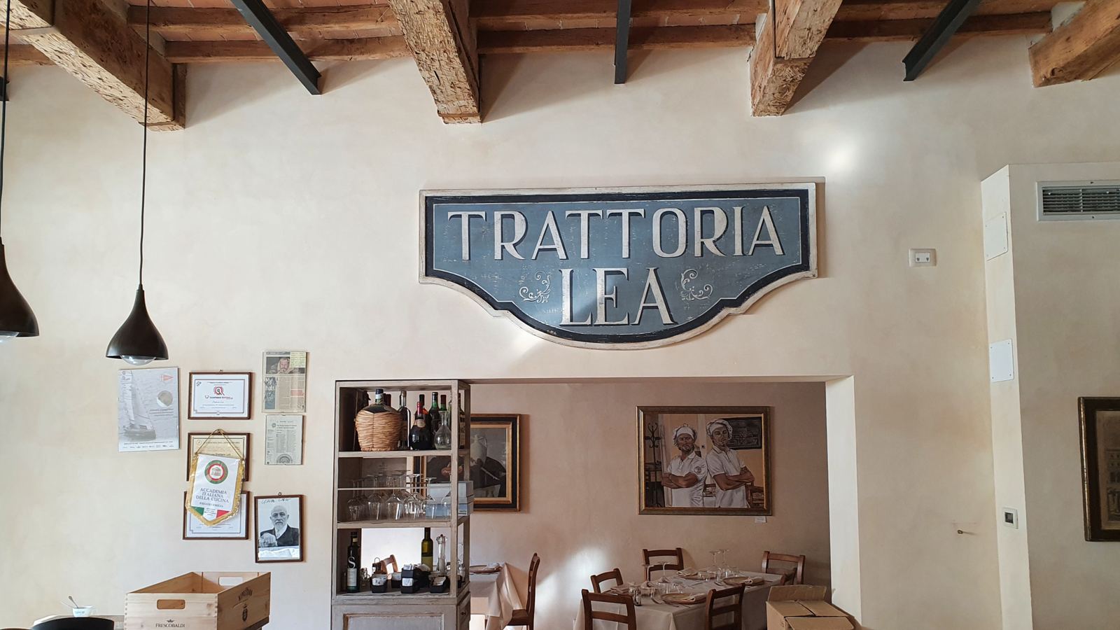 Interni storici della Trattoria Lea con travi in legno