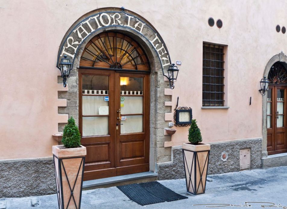 Sala interna della Trattoria Lea con soffitti a volta e tavoli apparecchiati