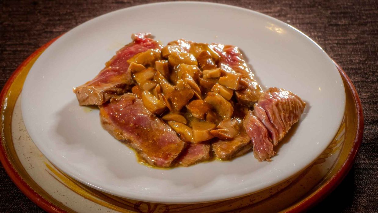 Sala interna con tavoli apparecchiati della Trattoria Lea
