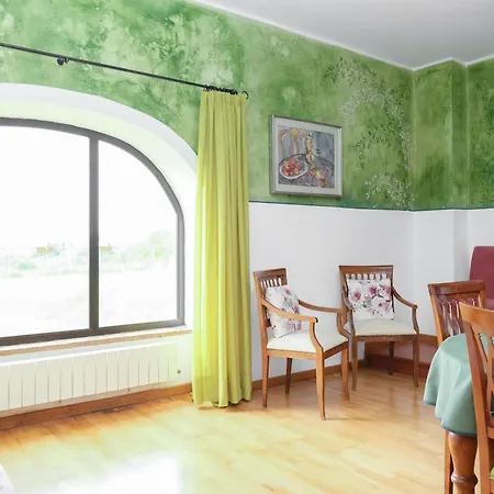 Esterni e giardino curato del casale