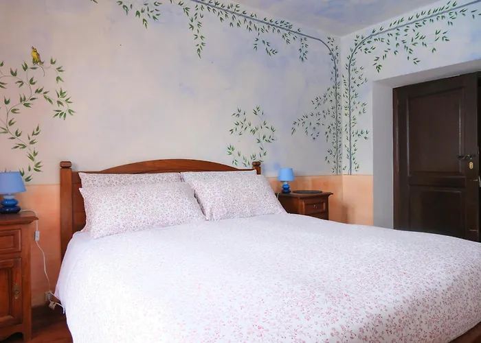 Camera deluxe con letto queen size al Casale Beatrice Degli Ulivi