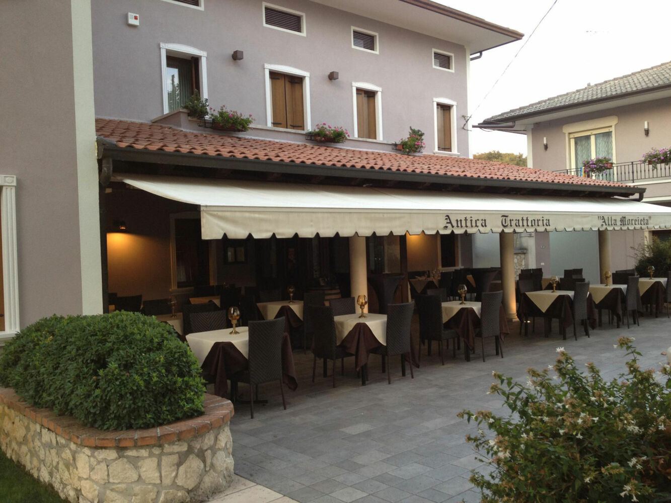 Esterno dell'Antica Trattoria Moreieta immersa nei Colli Berici