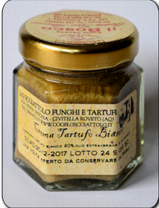 Vasetto di vetro con coperchio dorato di crema al tartufo bianco, etichetta con dicitura funghi e tartufi