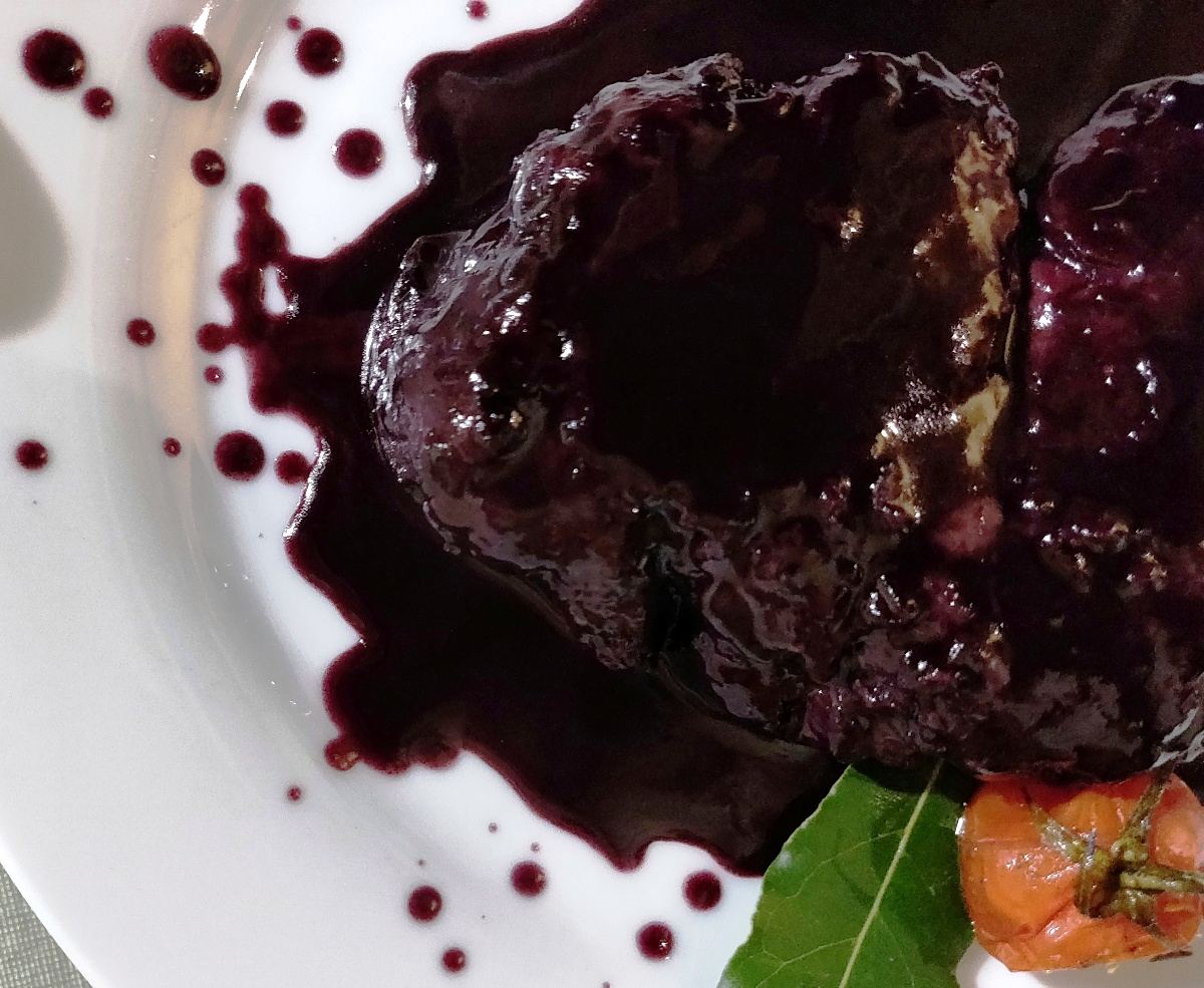 Preparazione gastronomica al ristorante OLEVM di Montefalco