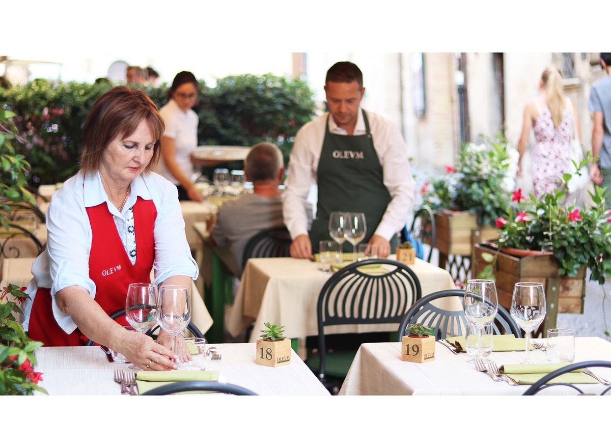 Interno accogliente del ristorante OLEVM a Montefalco