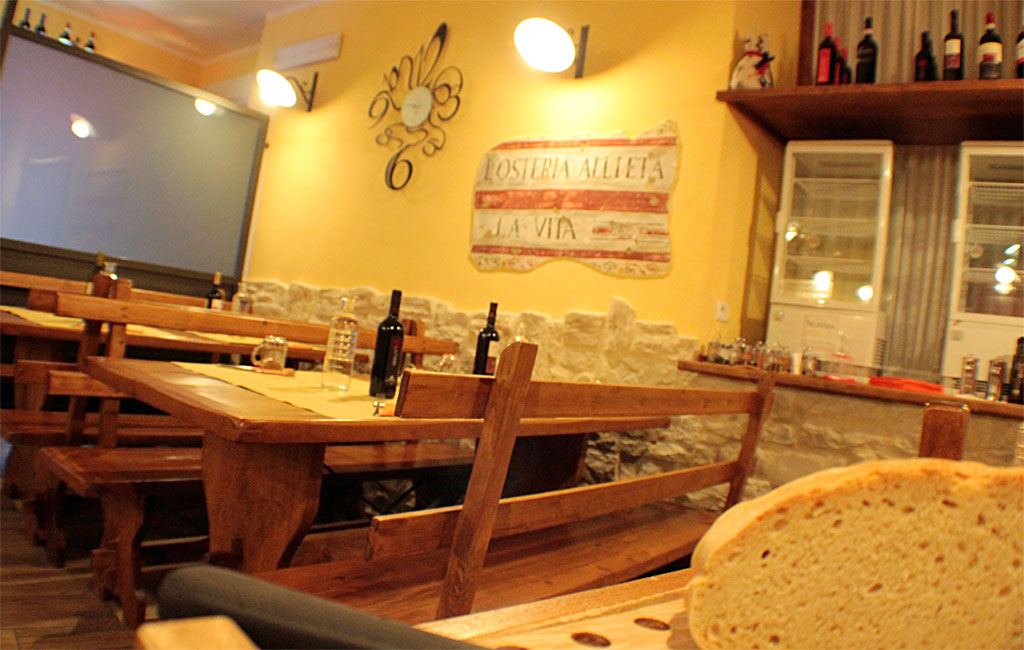 Ambiente interno dell'Osteria Sienti'n Può