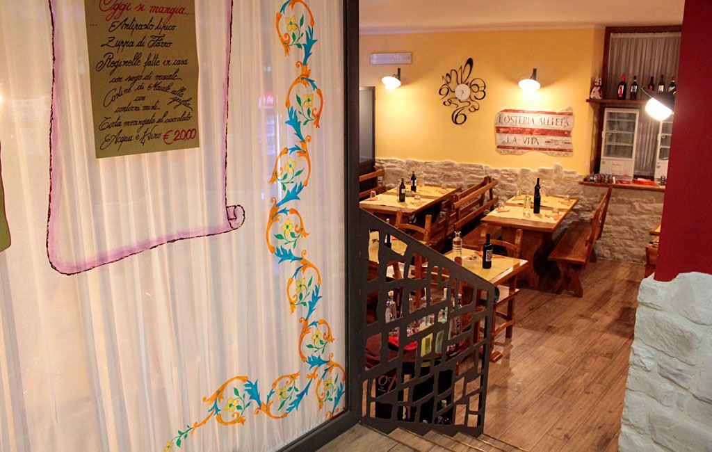 Ingresso dell'Osteria Sienti'n Può a Norcia