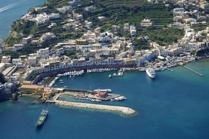 CANTIERI PARISI - Costruzioni, Riparazioni, Rimessaggi - Ormeggio e Rifornimento Gasoli Yacht e Super Yacht