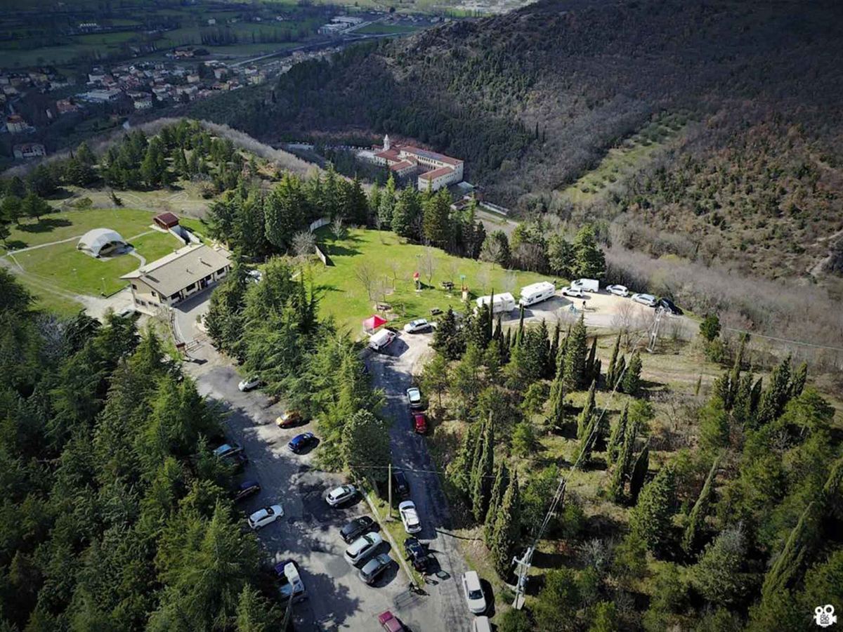 Vista panoramica dal ristorante La Terrazza di San Guido sulla pineta di Gualdo Tadino