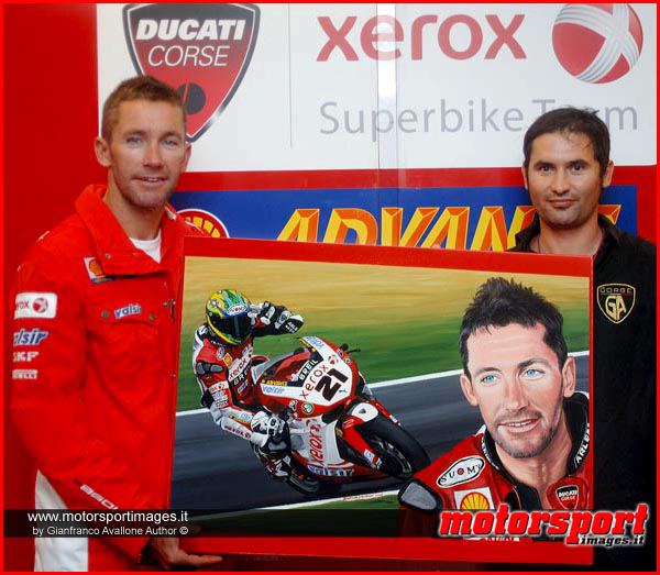 Gianfranco Avallone di Motor Sport Images con Troy Bayliss a Vallelunga 2008