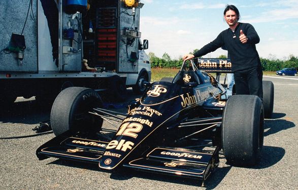 Gianfranco Avallone di Motor Sport Images con la Lotus JPS di Ayrton Senna