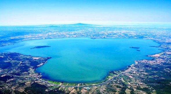 Vista aerea del Lago Trasimeno a Tuoro