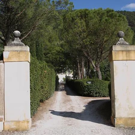 Villa del Cardinale immersa nel verde della campagna umbra