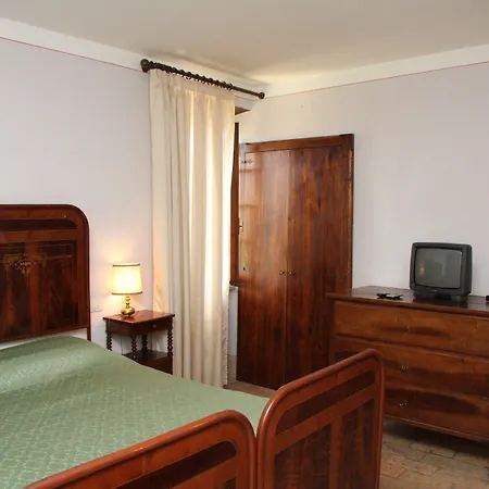 Camera con arredamento storico a Villa del Cardinale