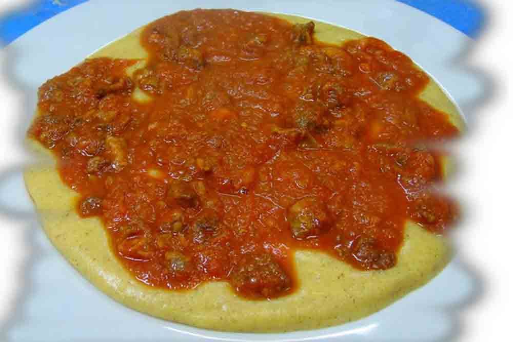 Piatto di polenta preparato in casa all'Osteria Nido Dell'Astore