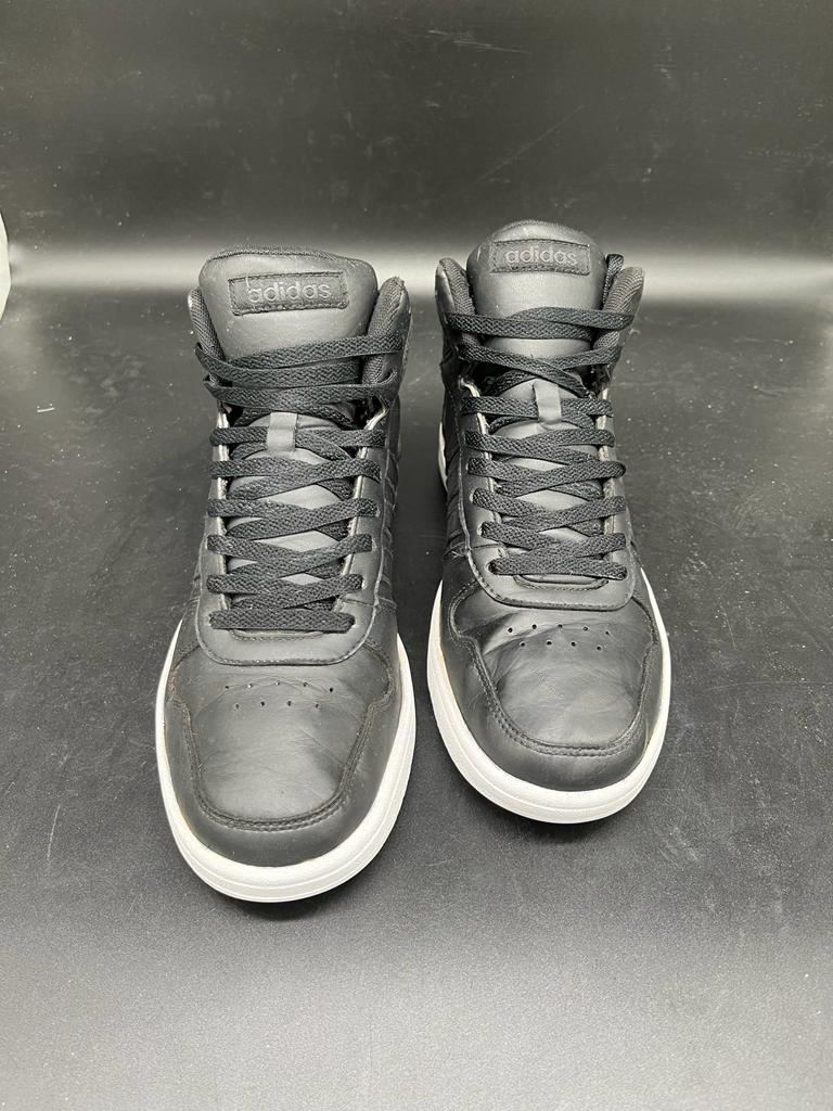 Esempio di lavorazione su scarpe di marca