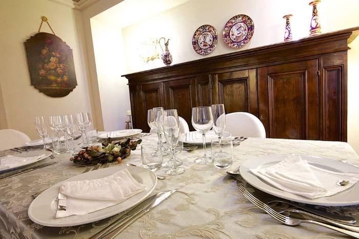 Spazi esterni dell'Agriturismo Le Colombe tra gli ulivi